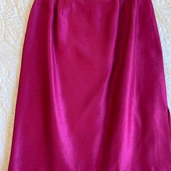 Susan Ives Pencil Skirt fully lined,  w/side slit - Picture 10 of 10